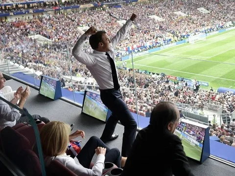 Tổng thống Pháp nhảy thẳng lên bàn ăn mừng trước mặt Putin