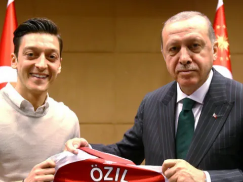 Tổng thống Thổ Nhĩ Kỳ bày tỏ sự phẫn nộ về vụ Mesut Ozil