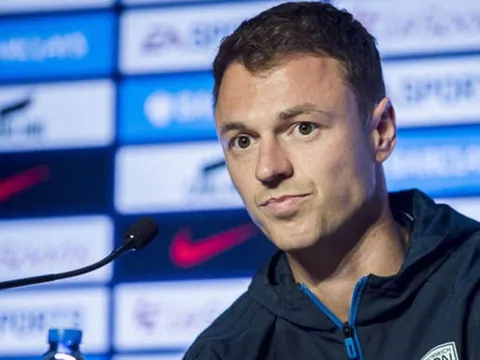 Tony Pulis xác nhận Arsenal đã hỏi mua Evans
