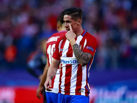 Torres bị CĐV Liverpool 'ném đá' vì Chelsea