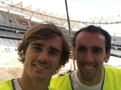Torres, Griezmann mang đồ bảo hộ lao động đến thăm SVĐ mới Wanda Metropolitano