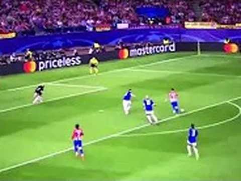 Torres lại trượt chân 'đúng bài' (vs Leicester)