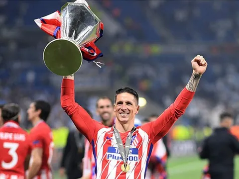 Torres nghẹn ngào trong lễ rước cúp Europa League