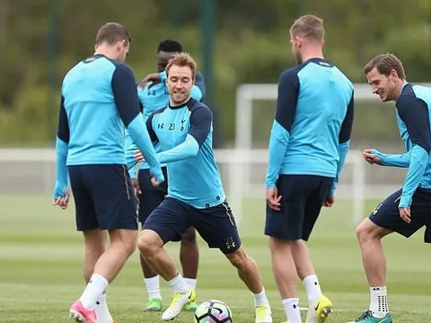 Mặc sức nóng của derby London, buổi tập của Tottenham vẫn tràn đầy tiếng cười