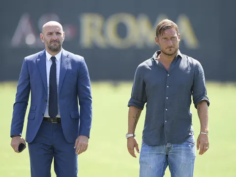 Totti oai vệ xuất hiện trên sân tập Roma