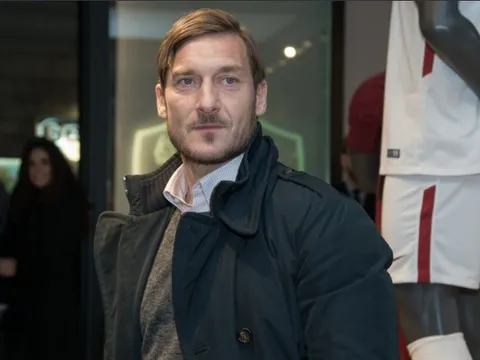 Totti tái ngộ dàn sao Roma trong ngày khai trương cửa hàng mới của Bầy Sói