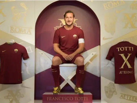 Totti tưng bừng nhận giày vàng tại Rome