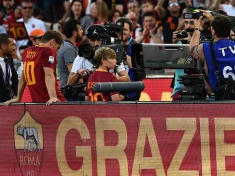 Totti yếu đuối lạ thường trong trận đấu chia tay Roma