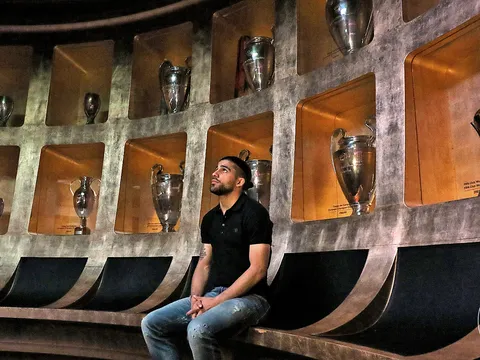Trai đẹp Ricardo Rodriguez 'ngơ ngác' trước kho tàng của AC Milan