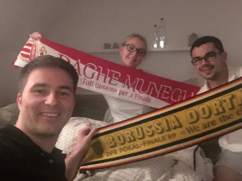 Trận đấu bị hoãn, CĐV Monaco ngủ nhờ nhà fan Dortmund