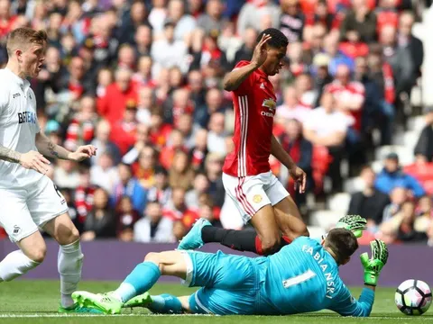 Tranh cãi Rashford đóng kịch kiếm phạt đền cho Man United