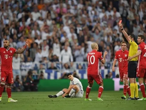 TRANH CÃI: Trọng tài ĐÚNG khi đuổi Vidal, Bayern cũng được HƯỞNG LỢI