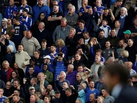 Tri ân Michael Ballack, CĐV Chelsea mỉa mai chính sách chuyển nhượng của CLB