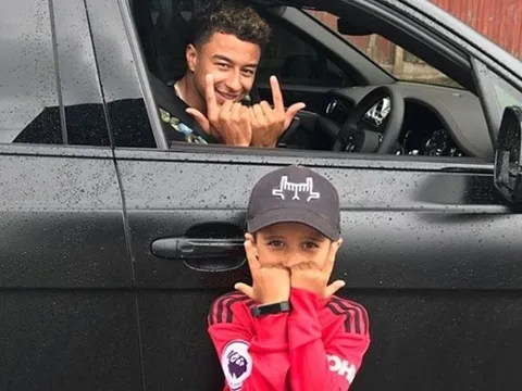 Trở lại Carrington, sao Man Utd được fan nhí tặng quà ĐẶC BIỆT