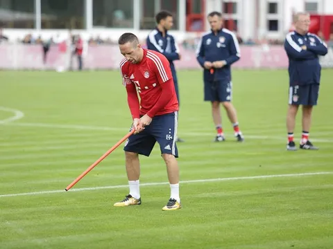 Trở lại tập luyện, Bayern Munich dùng gậy đánh bóng