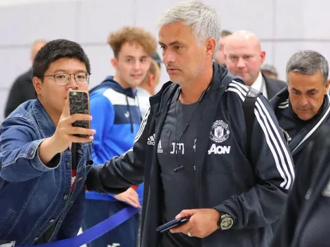 Trở về Manchester, thầy trò Mourinho bị NHM 'chặn đường'