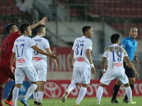 Trọng tài thổi quả phạt đền HAGL bị nghỉ vô thời hạn?