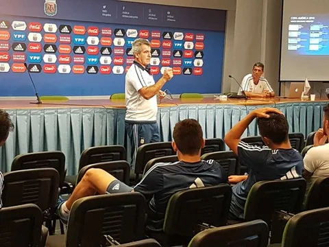 Argentina mời trọng tài dạy U20 "tránh thẻ"