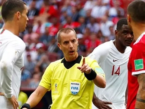 Trọng tài bắt chính ngỏ ý xin áo của Ronaldo ngay từ hiệp 1?