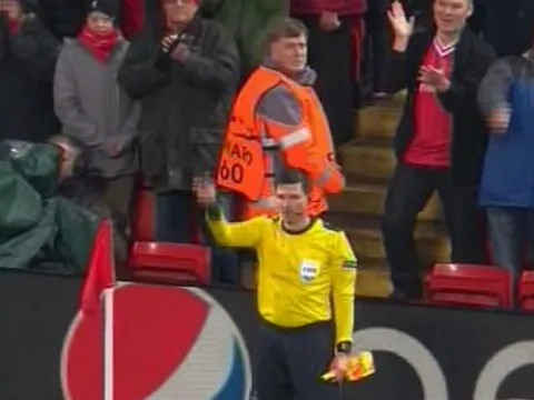 Trọng tài bối rối vì cờ hư và những hình ảnh bên lề khó quên tại Anfield