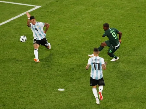 Trọng tài đã "giải cứu" Argentina của Messi như thế nào?