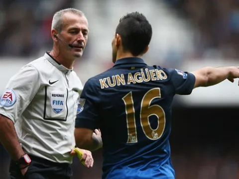 Trọng tài giúp Man Utd toàn thắng Derby lại 'trợ giúp' Quỷ Đỏ