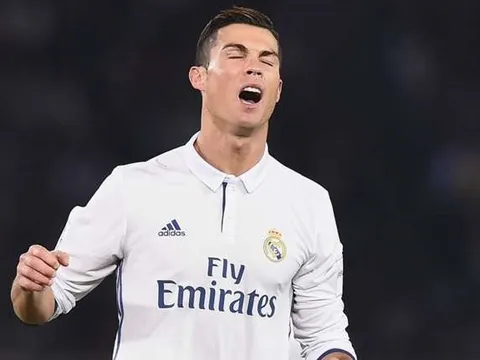 Trọng tài giúp Ronaldo thoát án treo giò?