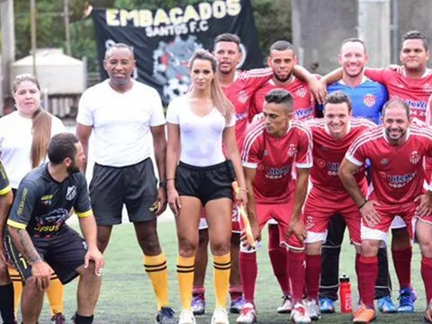 Trọng tài không nội y khiến dàn cầu thủ Brazil chăm chú nhìn vào vòng một
