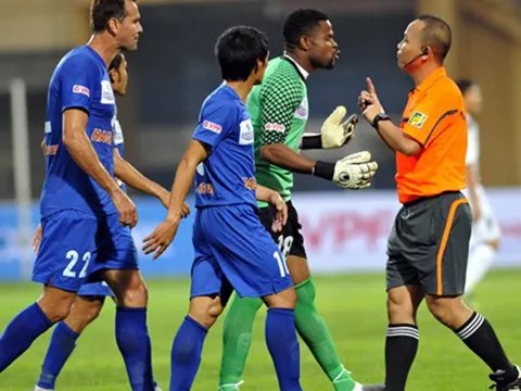 Trọng tài V-League: Đá bể nồi cơm của nhau, có nên không?
