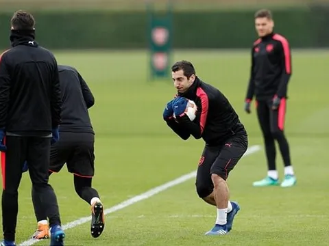 Trước đại chiến CSKA Moscow, Arsene Wenger cho Mkhitaryan tập làm thủ môn
