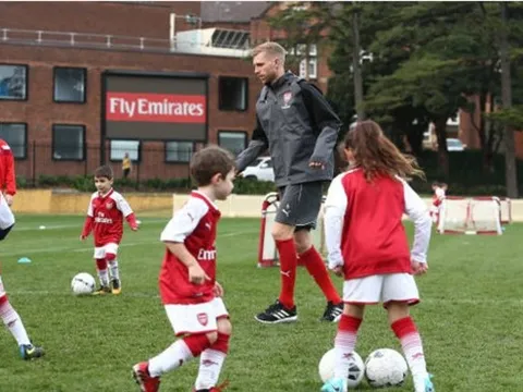 Trước giờ thi đấu, sao Arsenal 'làm loạn' bệnh viện ở Sydney