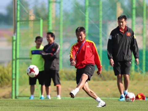 HLV Hoàng Anh Tuấn gân guốc, dạy trò bắn hạ U20 Honduras