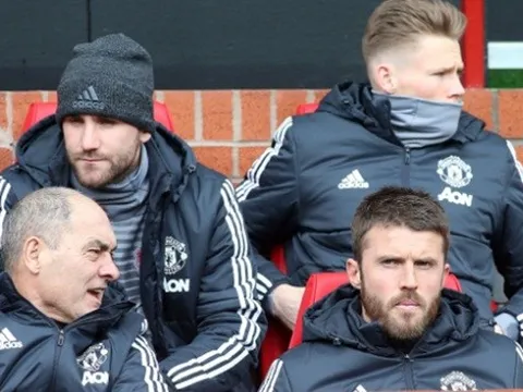 Trước Swansea, Michael Carrick lần đầu làm điều này