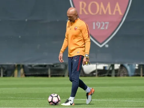 Trước tin đồn bất hòa, Spalletti cười không nổi trên sân tập của Roma