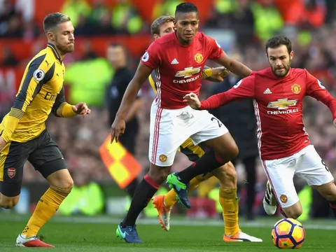 Trước vòng 36 Premier League: Lửa cháy ở Manchester; Salah tăng tốc