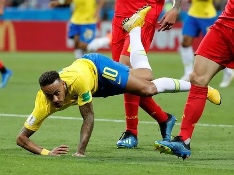 Trọng tài được ca ngợi vì 3 lần từ chối cho Brazil hưởng penalty