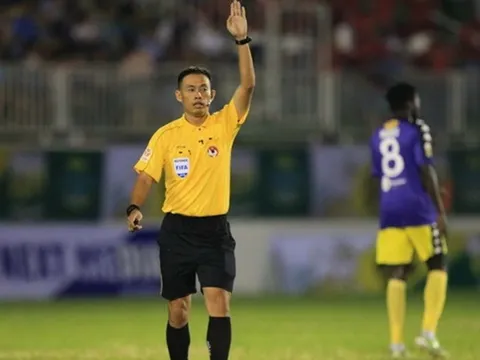 Trọng tài điều khiển trận HAGL gặp Hà Nội FC bị chê yếu bản lĩnh