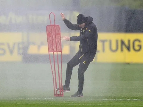 Tuchel bị xịt nước trong buổi tập của Dortmund