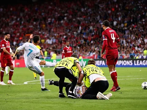 Tung chân chốt hạ Liverpool, Ronaldo bị kẻ lạ mặt phá bĩnh