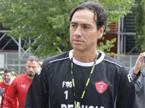 Tượng đài Nesta nghiêm nghị trong ngày đầu làm HLV tại Perugia