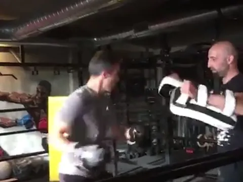 Tương lai bất định, cựu sao Man Utd giải sầu với Boxing