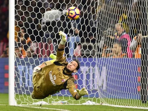 Tương lai Donnarumma: Raiola "chơi chiêu", Man Utd mừng thầm?