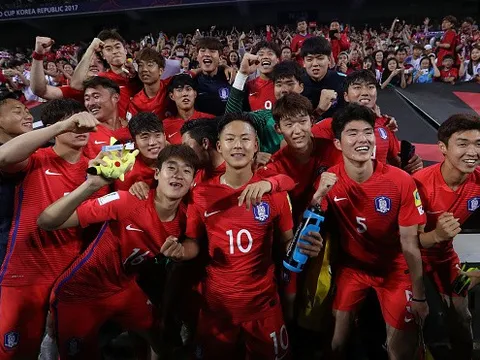 Tưởng tượng bình nước là chiếc cúp, "Messi Hàn Quốc" cùng đồng đội ăn mừng như thể nhà vô địch