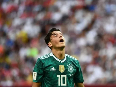 Tuyển Đức bị loại, fan Arsenal vỗ về Ozil