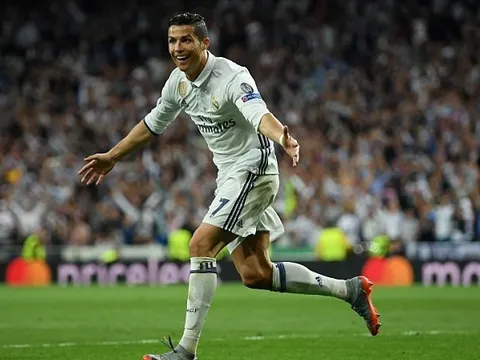 Twitter chọc tức Bayern bằng Ronaldo