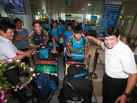 Cầu thủ U15 Việt Nam nâng cao cúp vô địch về nước