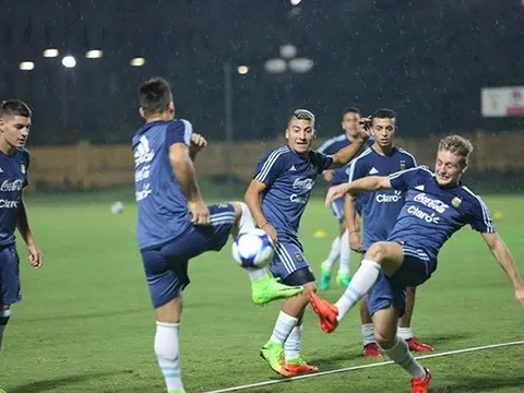 U20 Argentina đội mưa tập kín chờ đấu U22 Việt Nam