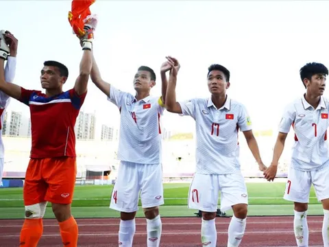 U20 Việt Nam nắm tay nhau cám ơn người hâm mộ sau trận đấu với U20 Pháp