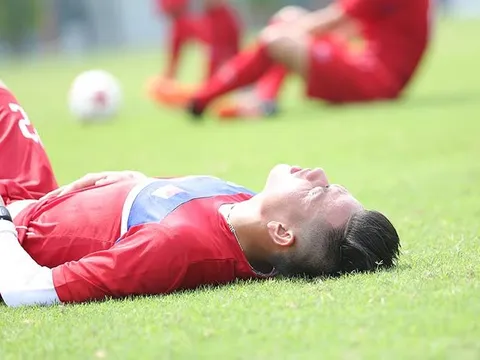 Chạy hơn 30 vòng sân, cầu thủ U20 Việt Nam phải dìu vì kiệt sức