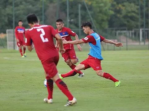 Công Phượng bị sao U20 Việt Nam "đè" ngã sấp trên sân